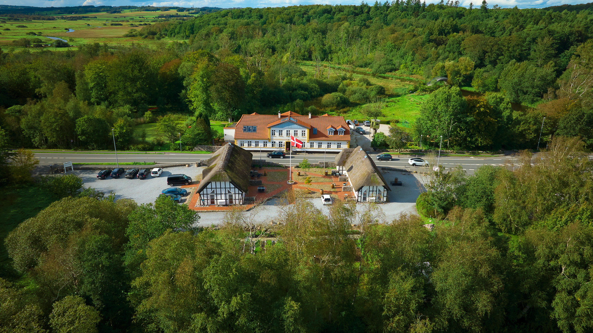 Fladbro Kro Fladbro Kro er en kongelig privilegeret restaurant i Randers, kendt for gourmetoplevelser i særklasse. Vi byder på frokost, smørrebrød og sæsonbetonede menuer i historiske og naturskønne omgivelser ved Gudenåen. Perfekt til romantisk middag, selskaber og gastronomiske oplevelser med fokus på kvalitet og nærvær.